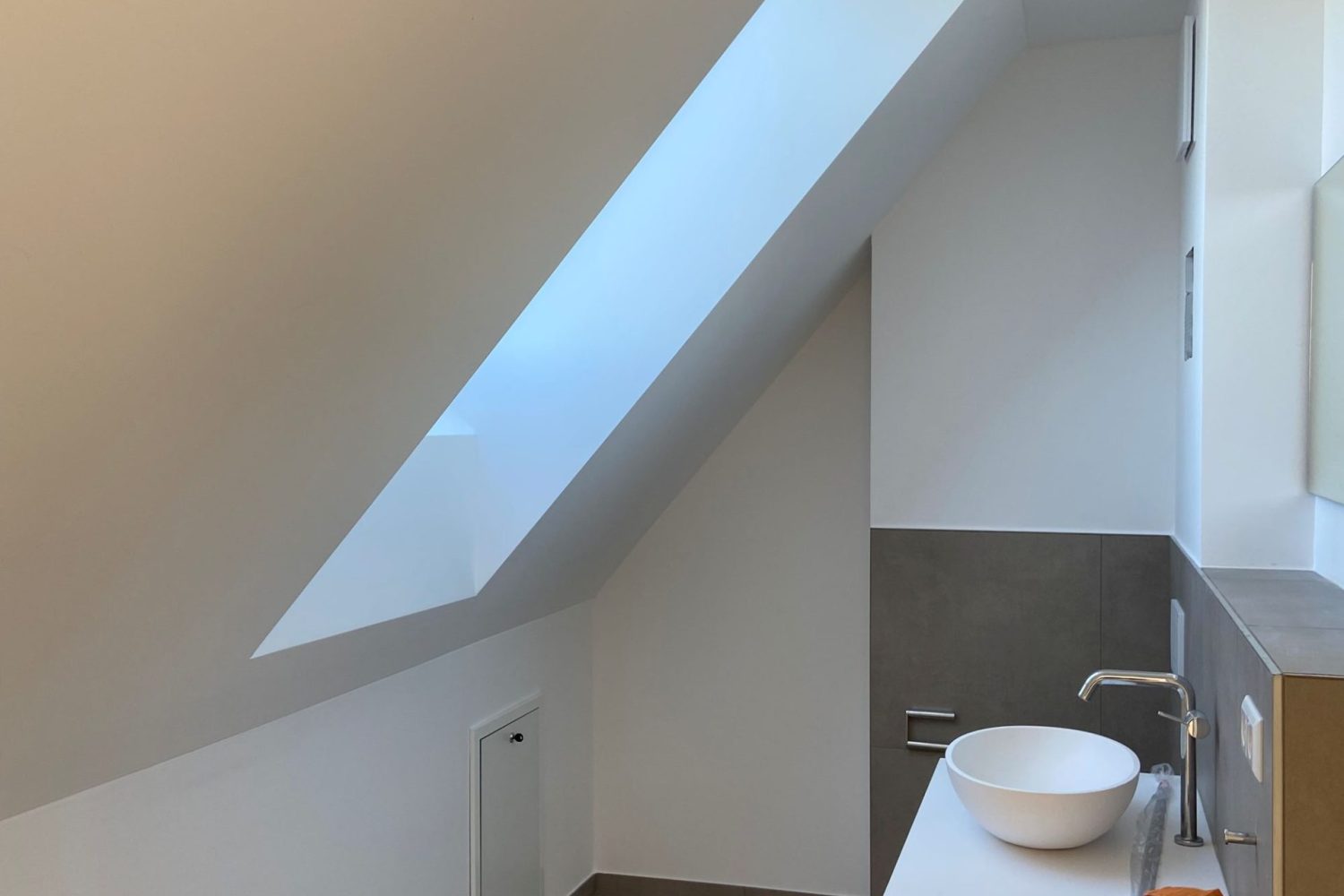 Wohnen über der Stadt mit toller Terrasse! Möblierte Maisonette-Wohnung, Neubau, zu vermieten - Photo 2