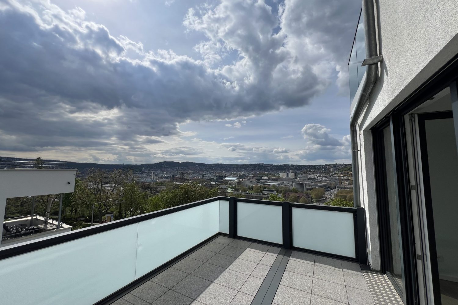 Diese Aussicht! Helle Wohnung in Traumlage an der Gänsheide — mit großem Balkon - Foto 5