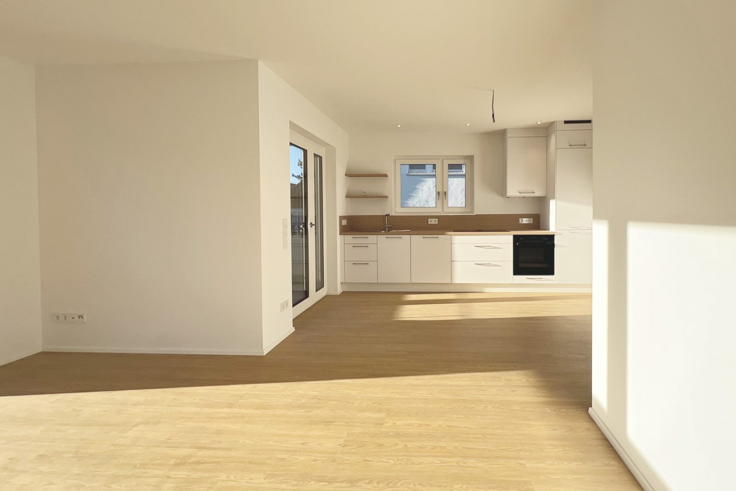 Wohnzimmer mit Einbauküche Wohnzimmer mit Einbauküche