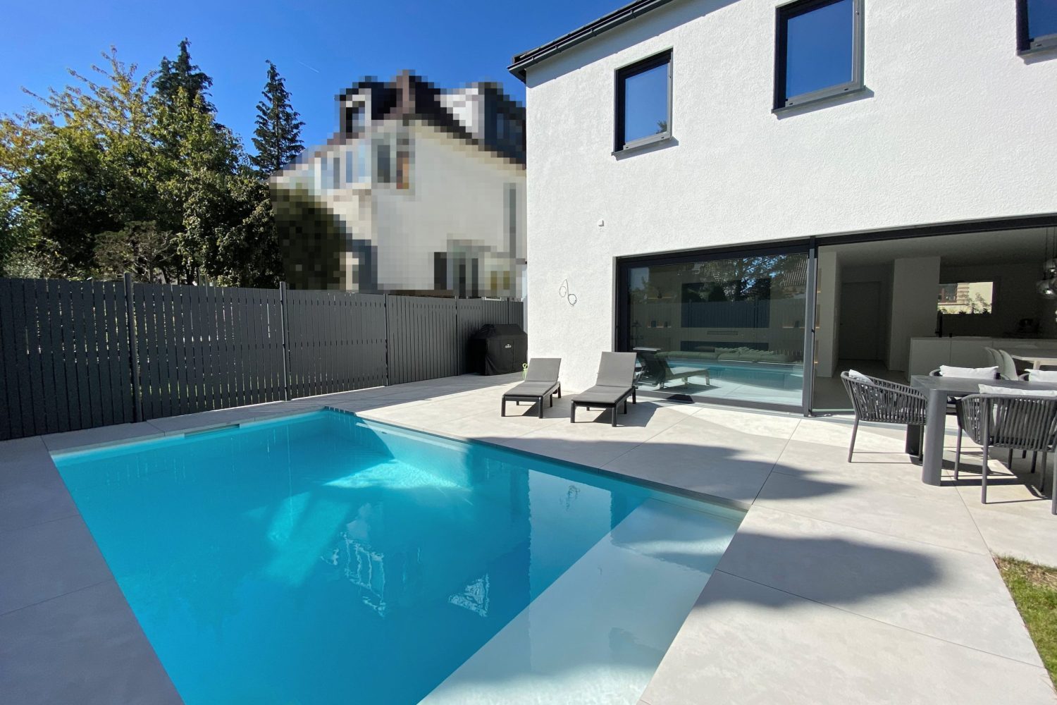 Poolbereich mit Garten Poolbereich mit Garten